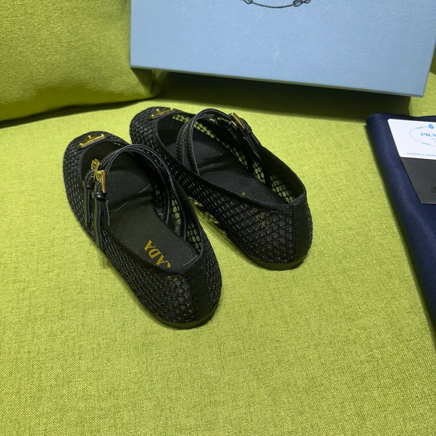 👟👟Ex-factory price 500👟👟 Prada 25ss new style for early spring🔥🔥✨ 🌟 Recommended by major bloggers in Xiaohongshu, developed 1-1 to highlight classic charm. Open molded outsole. Imported mixed breed sheep lining. These ballet flats have a feminine silhouette and classic details for a sophisticated and timeless style. The mesh fabric is reinterpreted with lace patterns, which is delicate and unique. The upper is embellished with a narrow band and an engraved logo metal buckle. Enamel-coated triangular metal logo. 5mm one-piece rubber sole, decorated with hot-stamped logo. Code number: 35 to 42 (40-42 customized, non-refundable)